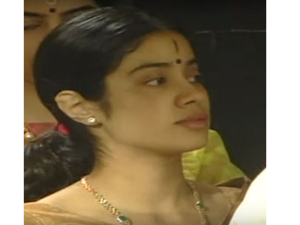 శ్రీదేవిని చూసినట్లే ఉంది