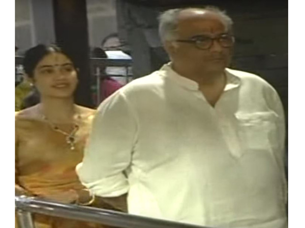 తండ్రితో కలిసి