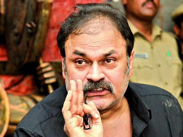 బాలయ్య కామెంట్ నెం.2: ఒకరిని హీరోను చేయడం ఇష్టం లేదు.. మేమే సూపర్ స్టార్స్