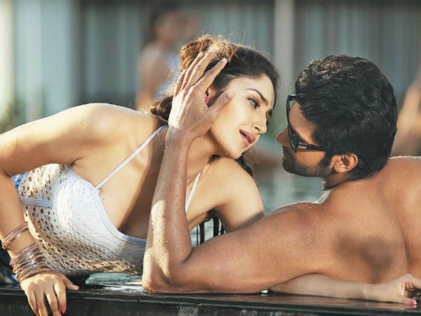 ఘాటు రొమాన్స్తో హాట్ టాపిక్