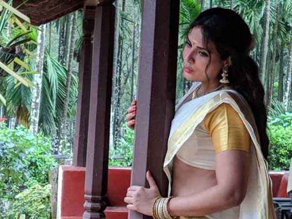మధ్యంలో మునిగి తేలుతూ