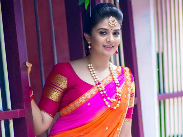 మీరు చూడడానికే వేసుకుంటాం