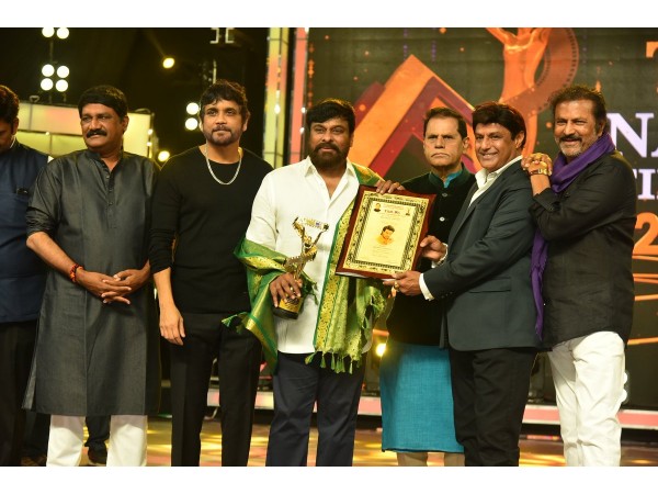 నాకే అవార్డు రాలేదన్న చిరంజీవి, బాలయ్యతో ఆప్యాయంగా... తన అవార్డు పంచిన మోహన్ బాబు (ఫోటోస్)