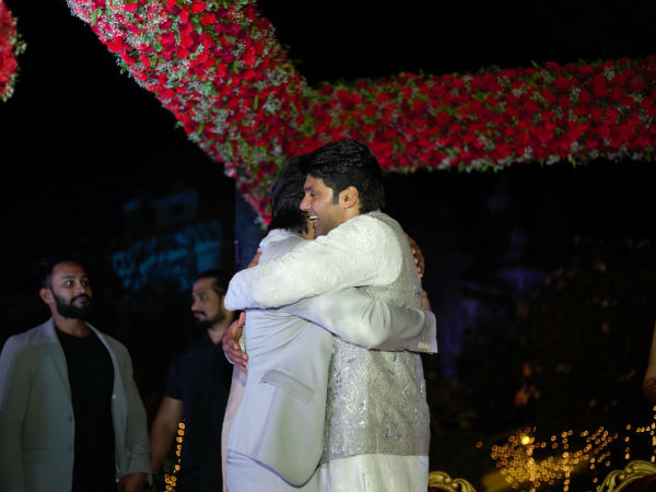 బుగ్గపై ముద్దుపెట్టి శుభాకాంక్షలు