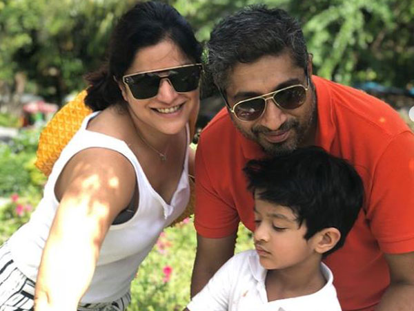 బాత్రూంలోకి ఈడ్చుకెళుతూ