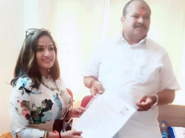 సంతోషాన్ని వ్యక్తం చేస్తూ