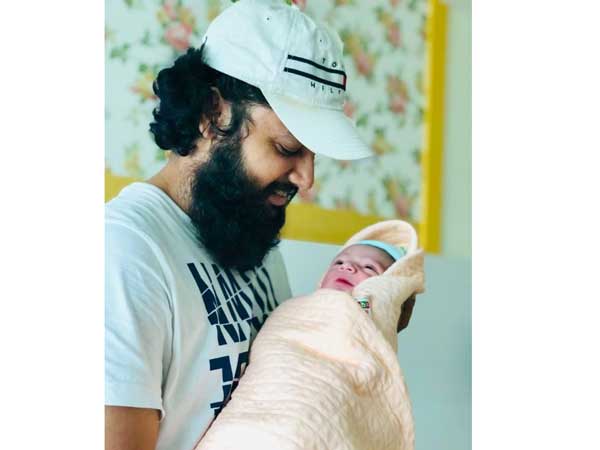 మురిసిపోతున్న ఫోటో