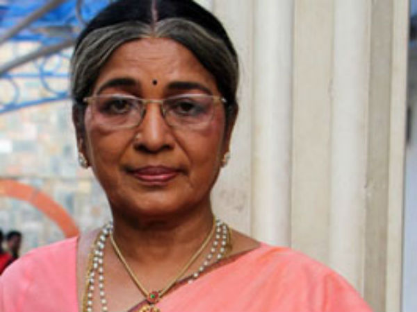 కాలితో తన్నింది
