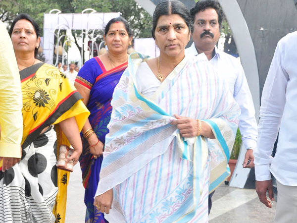 మా అమ్మ నగలు ఆవిడకు ఇవ్వమని చెప్పారు