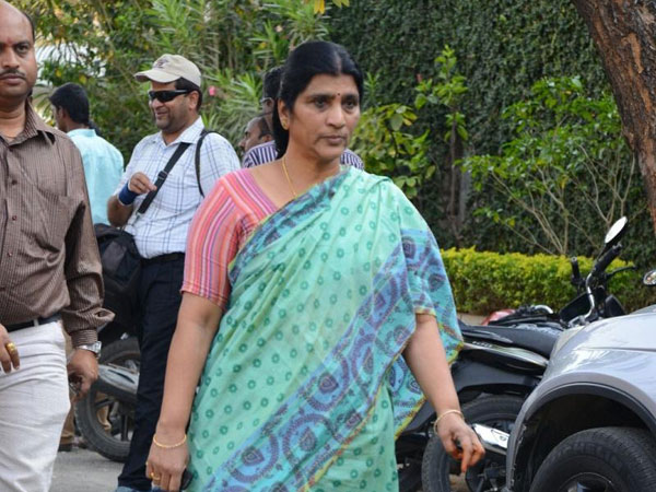 అలా లక్ష్మీ పార్వతి, ఆమె భర్త వచ్చారు
