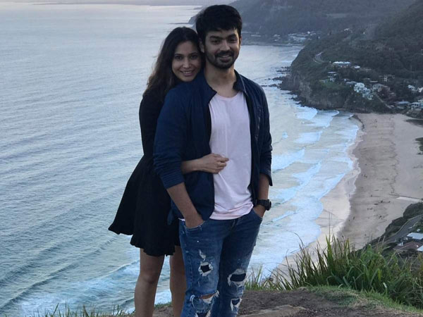 సంప్రదాయ దుస్తుల్లో మహత్, ప్రాచీ
