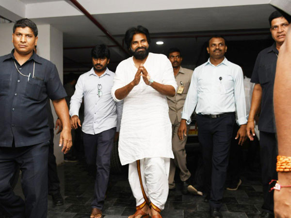 నాన్న రక్తం ధారపోస్తున్నాడు.. అఖిరా ఎమోషనల్ ట్వీట్.. పవన్, నాగబాబుకు అండగా రంగంలోకి అల్లు అర్జున్