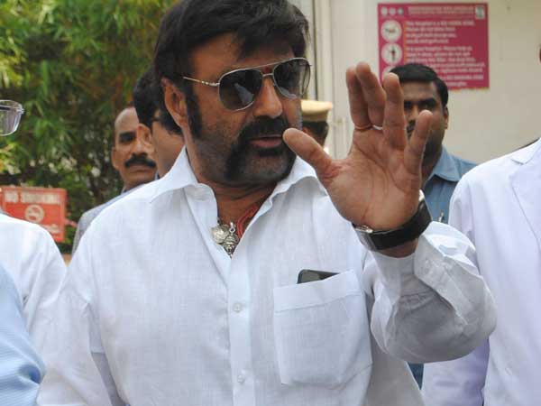 పరాకాష్టకు చేరిన బాలకృష్ణ తీరు, నడిరోడ్డుపై అభిమానిని చితకబాదాడు (వైరల్ వీడియో)