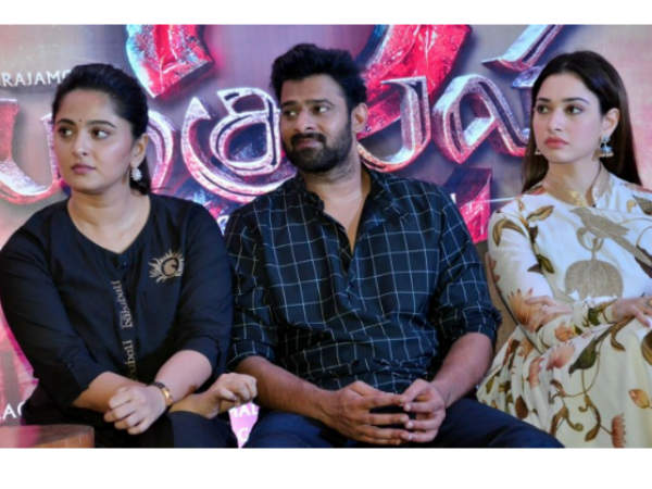 ఇద్దరి మధ్య కూర్చుని ఇబ్బంది పడ్డ తమన్నా