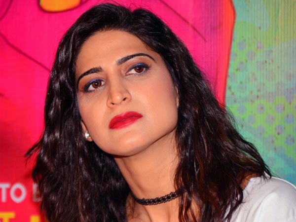 నిర్మాతను మందలించిన దర్శకురాలు