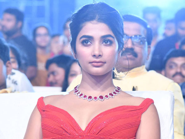 పూజా అట్రాక్షన్.. ఆమె కాప్షన్