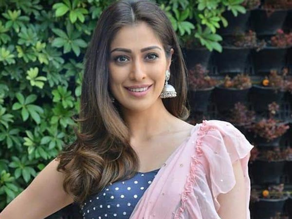 చెప్పేది ఒకటి.. మూవీలో చూపించేదొకటి