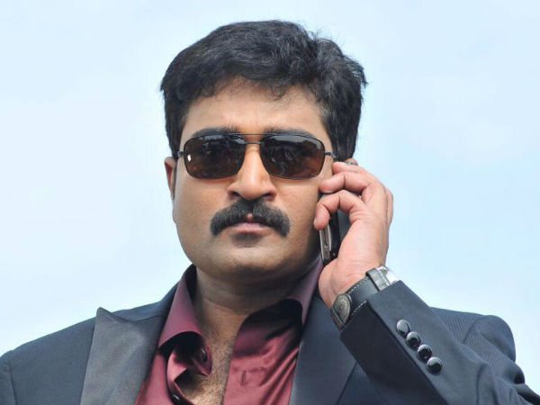 వందల లైట్ల మధ్య నిల్చొని చేయడం చాలా కష్టమైన పని