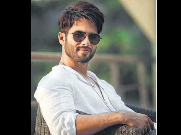 ఆమె స్నానం చేస్తుంటే చూడాలని