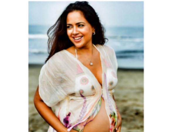 Sameera Reddy lashes out at trolls with another pic of her baby bump Sameera Reddy lashes out at trolls with another pic of her baby bump