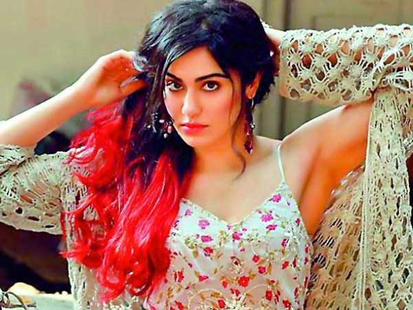 బీచ్ ఒడ్డున పొట్టి దుస్తులతో హంగామా