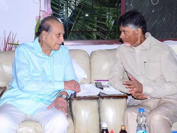 బాధలో ఉన్న సూపర్ స్టార్కు ఓదార్పు