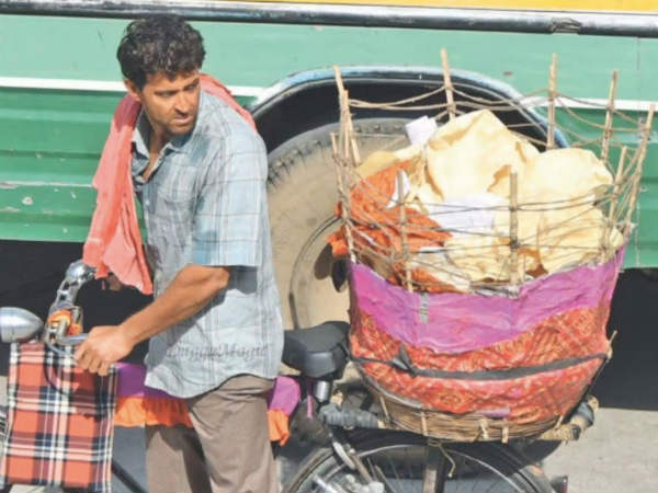Hrithik Roshan papad selling look viral on social media Hrithik Roshan papad selling look viral on social media