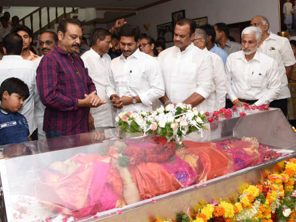 అంతిమ యాత్రలో భారీగా అభిమానులు, ట్రాఫిక్ జామ్