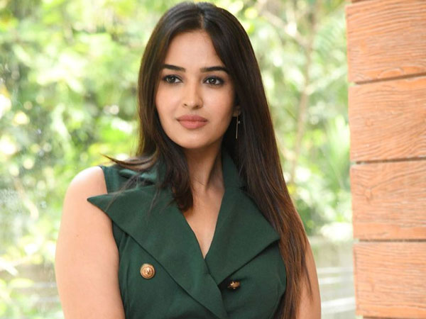 రొమాన్స్ ఉంటుంది కానీ అది హద్దుల్లోనే