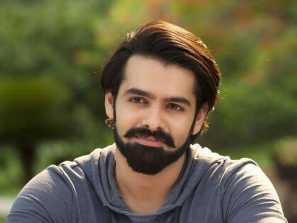 మాస్ లుక్.. ఇద్దరు భామలతో రొమాన్స్