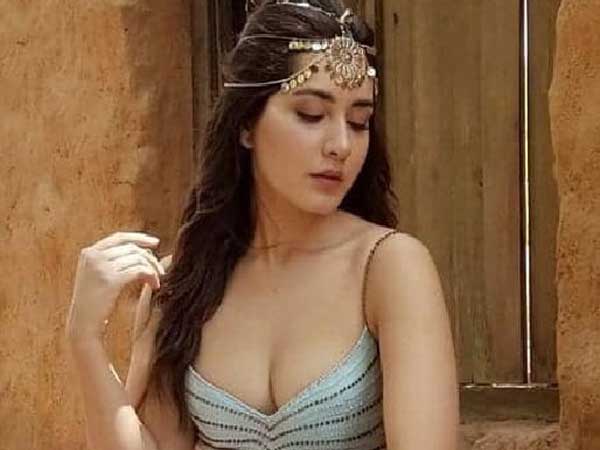 Rashi Stuns On Cover Page of Viva LAmore magazine Rashi Stuns On Cover Page of Viva LAmore magazine