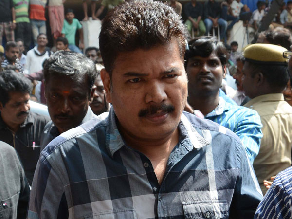 దర్శకుడిగా ఏదో అలా నెట్టుకొస్తున్నాడు