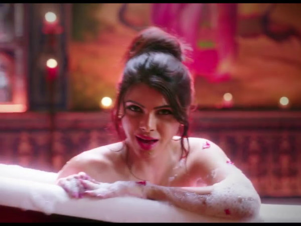ప్లే బాయ్ మాస పత్రిక కవర్ పేజీపై నగ్నంగా