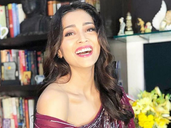 చీకటి గుహలో సెక్సీ లుక్