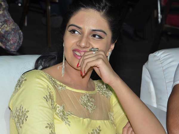 సావిత్రి ముచ్చట్లు.. శ్రీముఖి చిందులు