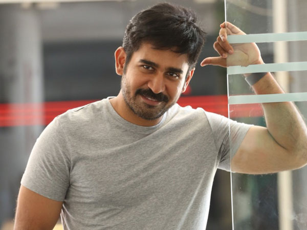 టాలీవుడ్లో స్ట్రయిట్ మూవీ