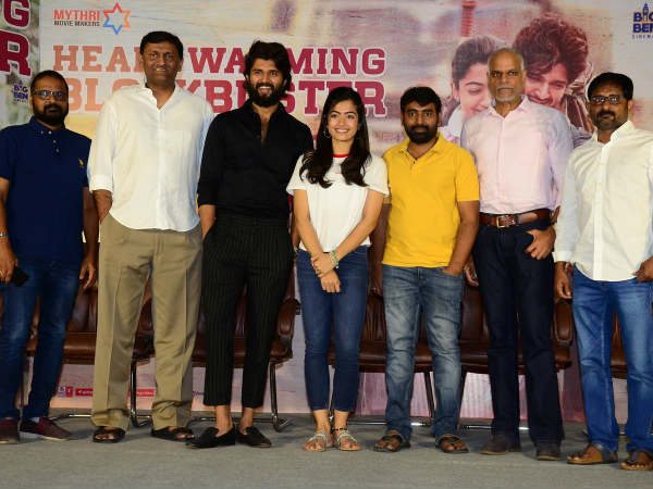 అందరి ముఖంలో చిరునవ్వులతో