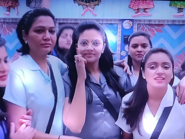 శ్రీముఖి ఘాటుగా ఫైర్