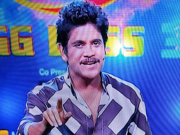 పిల్లోతో గేమ్ ఆడుతూ