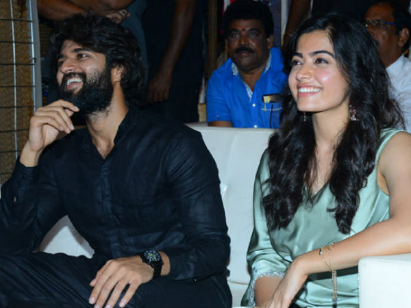 అందరి ముందు ముద్దంటే కాస్త ఇబ్బందే.. కానీ