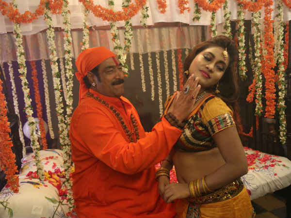 Erra chira update: Raghu Babu, Fish venkat in Item song Erra chira update: Raghu Babu, Fish venkat in Item song