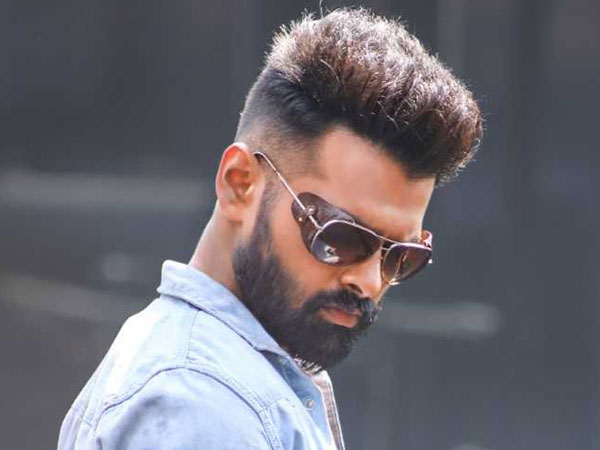 హీరో రామ్ కోసం తెగించిన అభిమాని.. టచ్ చేసిందంటూనే క్లాస్ పీకిన ‘ఇస్మార్ట్ శంకర్’!