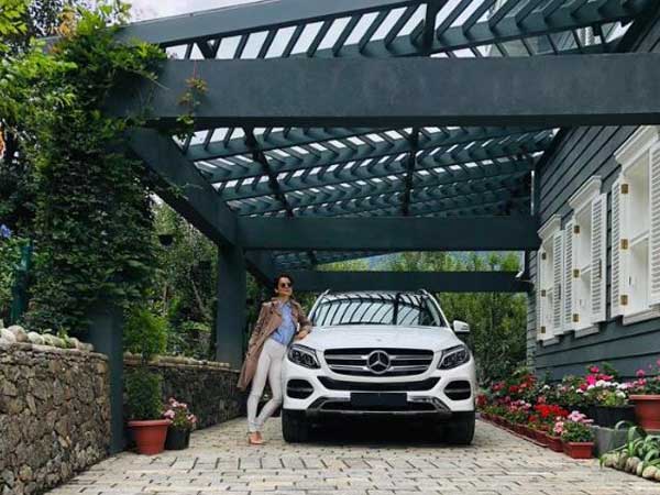 Kangana bought Benz car for Manali residency Kangana bought Benz car for Manali residency