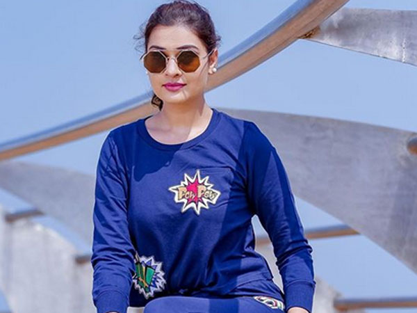 ఇంతకీ అతనెవరు.. ఆయనతో అక్కడేం పని..?
