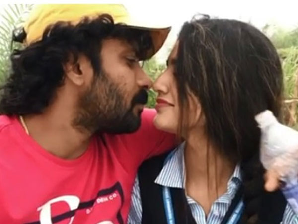 ఒరు ఆదార్ లవ్తో మొదలు