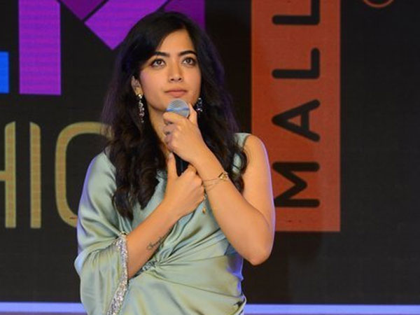 బ్లెడీ అమేజింగ్ యాక్టర్తో చేస్తున్నా