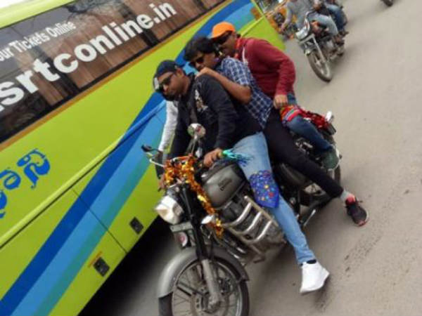 హెల్మెట్ లేకుండా ట్రిపుల్ రైడింగ్తో