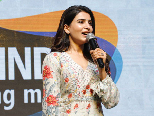 దుర్గమ్మను దర్శించుకున్న సమంత, నందినీ రెడ్డి