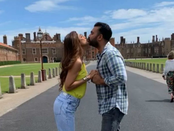 Shilpa Shetty liplock in London streets goes viral Shilpa Shetty liplock in London streets goes viral