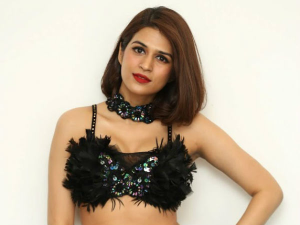 వైల్డ్ కార్డ్ ఎంట్రీ ద్వారా హాట్ బ్యూటీ